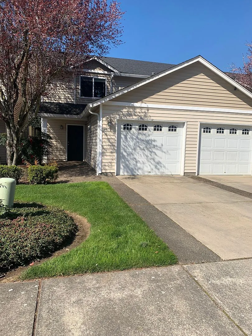 359 NE Lechner St photo 1