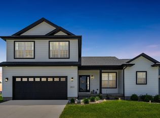 2814 Maple Grove Dr, Cedar Falls, IA 50613