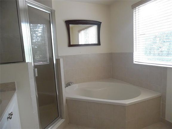 4th image of 11374 NW 33rd St