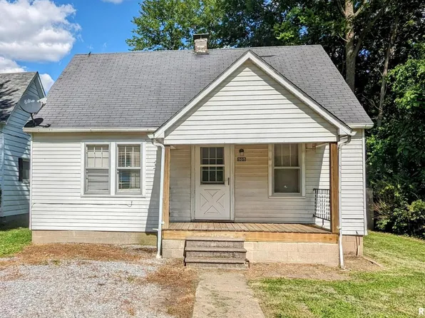 505 S Main St, Wayne City, IL 62895