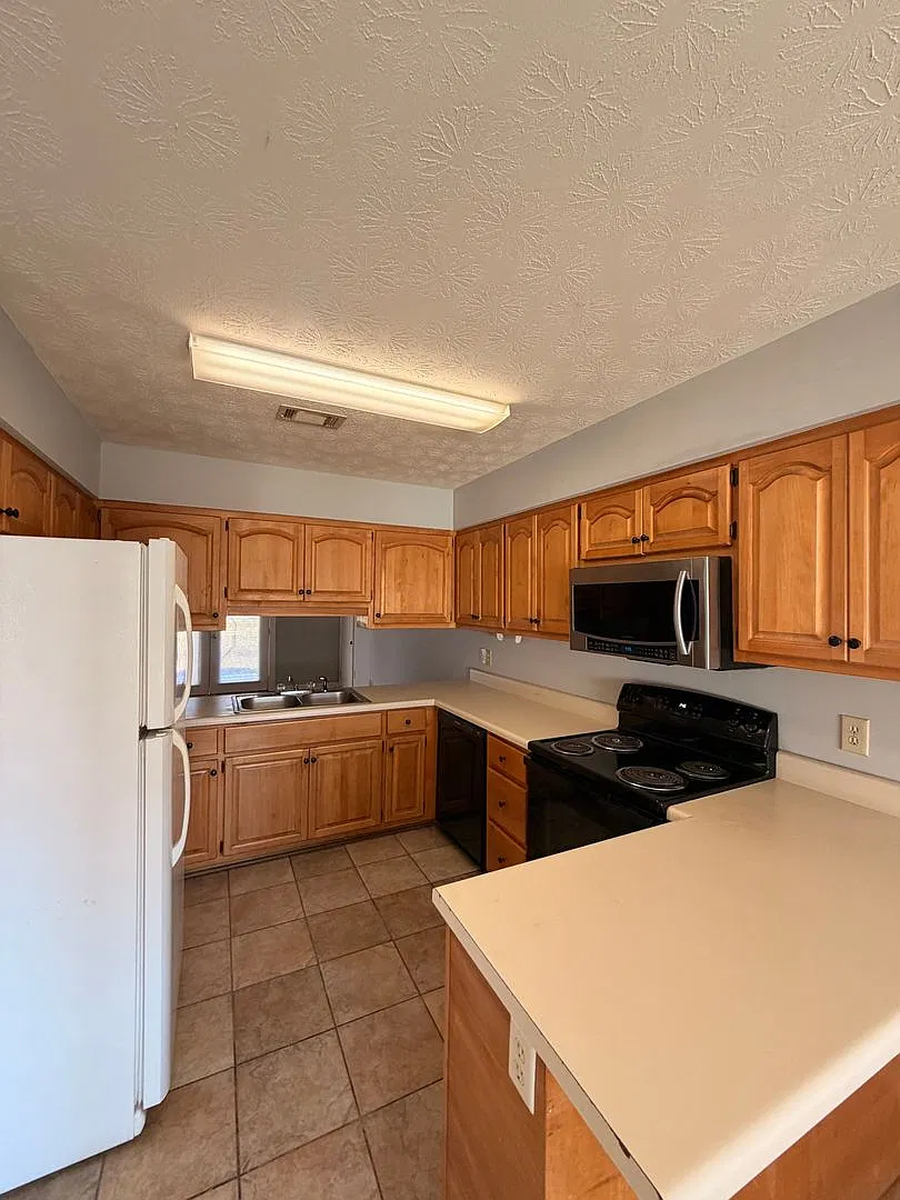 Updated 3 Bedroom, 2 Bathroom Rental Convenient Location! — Photo 3