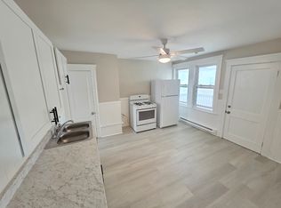  136 Third Ave 3rdflr 2b/1b Renovated Hardwoods Petsok Laundry Prkg, Woonsocket, RI 02895