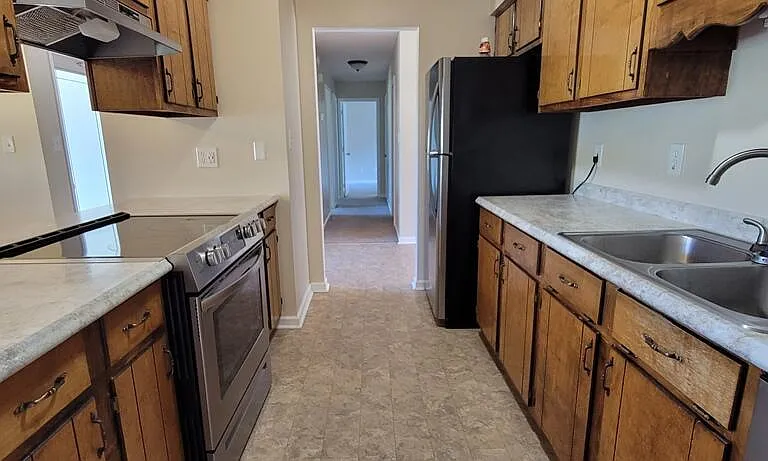 527 Raintree Cir — Photo 12