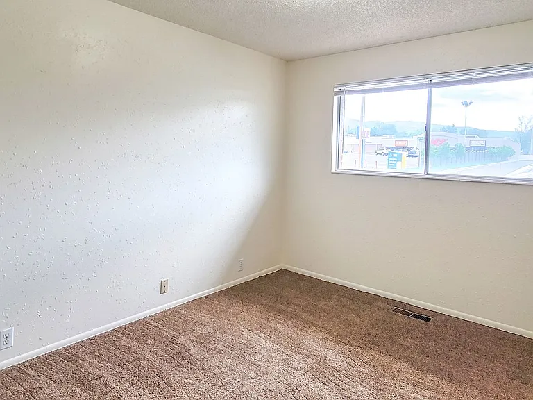 355 E Pages Ln — Photo 25
