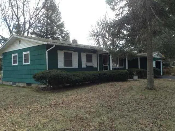 4 Willow Dr, Hyde Park, NY 12538