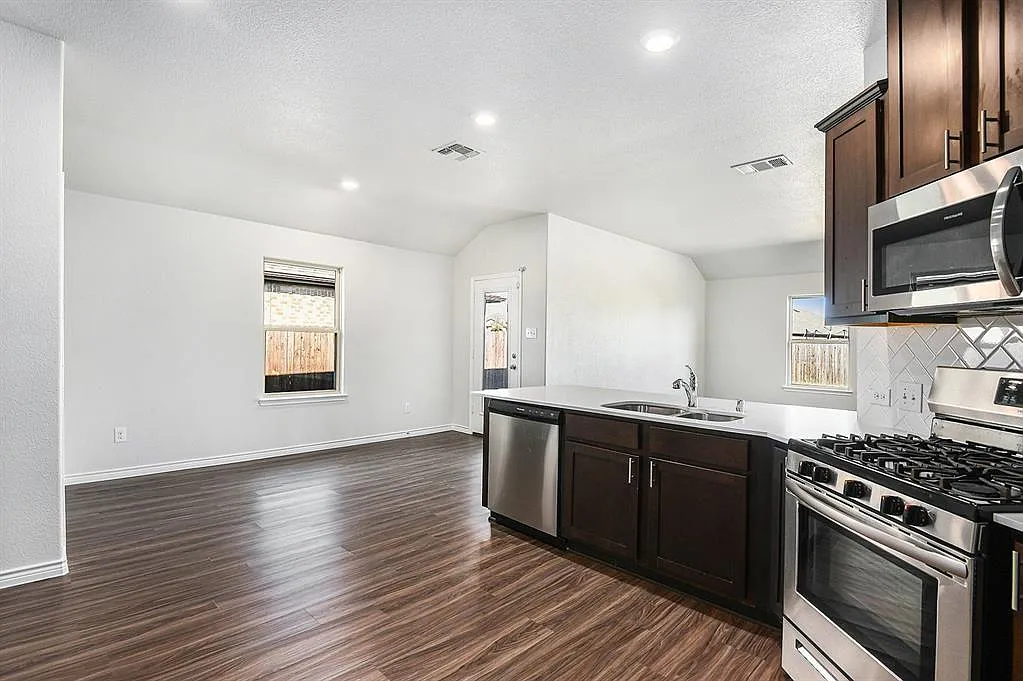 3 bed, 1772 sqft, $2,300 — Photo 3