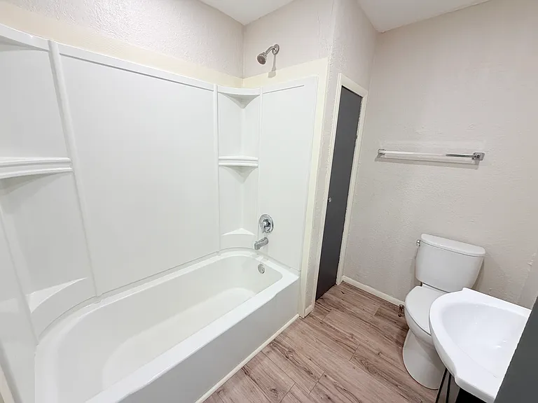 2820 Broadway Ave — Photo 6
