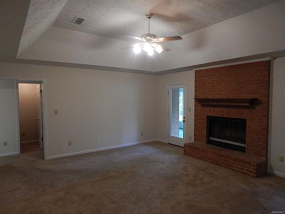 5th image of 679 Chatsworth Dr