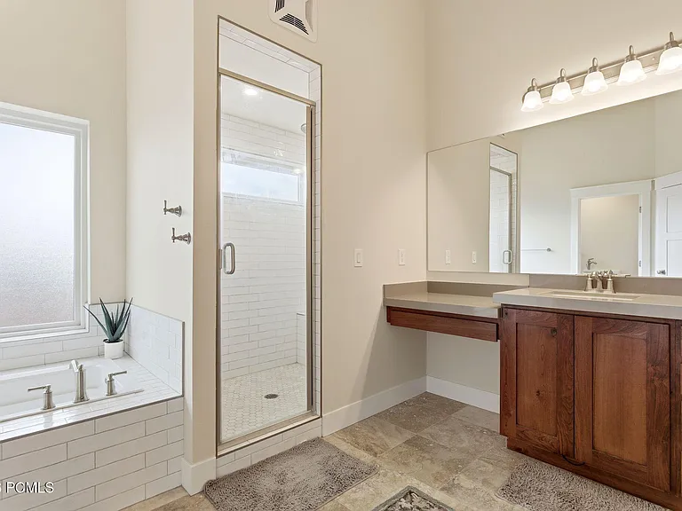 415 E Earl St — Photo 37