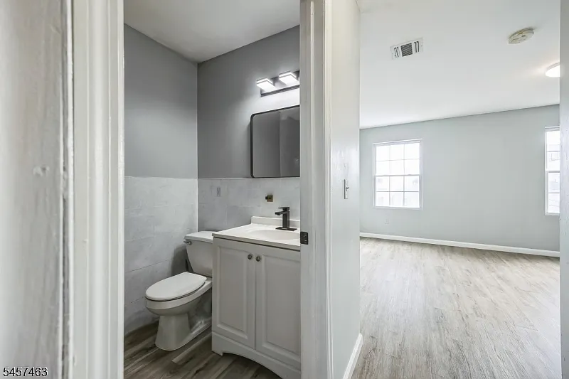 4 bed, 2.0 bath, 1100 sqft, $2,999 — Photo 2