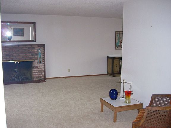Open floor plan living/dining room