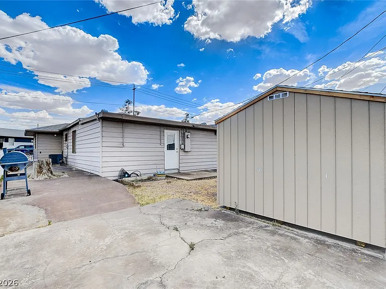 214 W Victory Rd — Photo 30