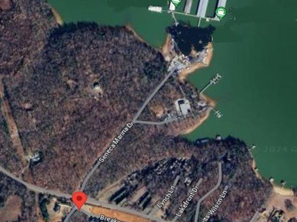 319 Breakwater Ln, Seneca, SC 29678