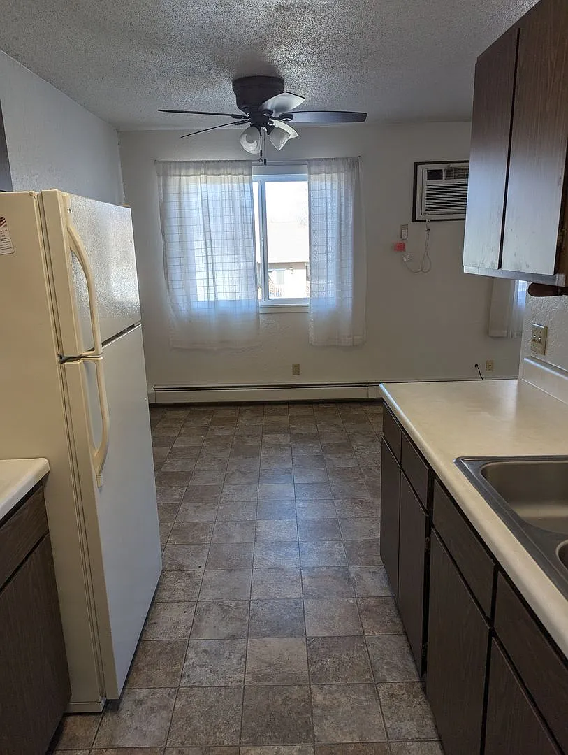 Summerview - 415 E Luverne St — Photo 3