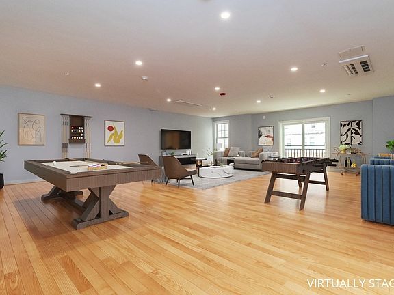 4th image of 585 Washington St #202