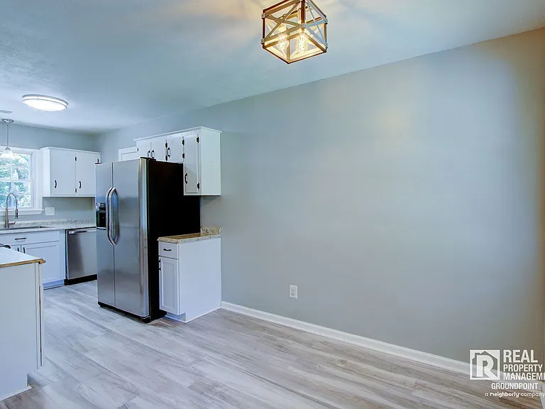 443 Robin Dr — Photo 7