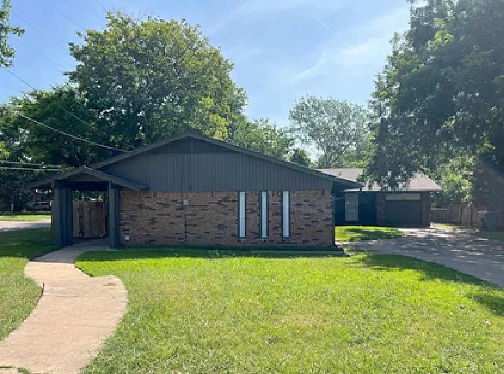 3 bed, 1300 sqft, $1,399 — Photo 2