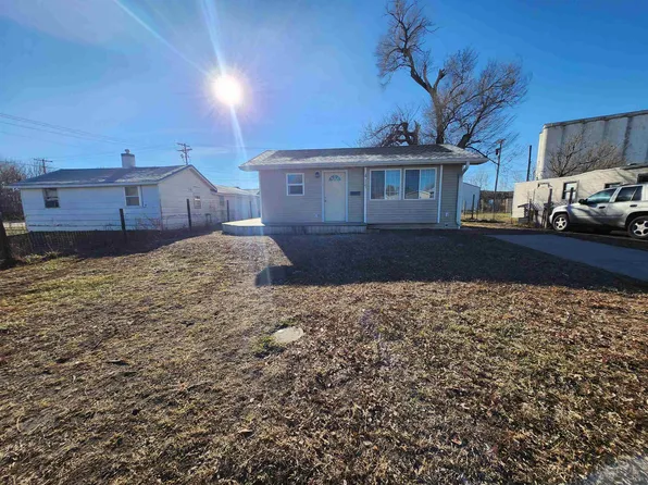417 E 5th St, Cozad, NE 69130