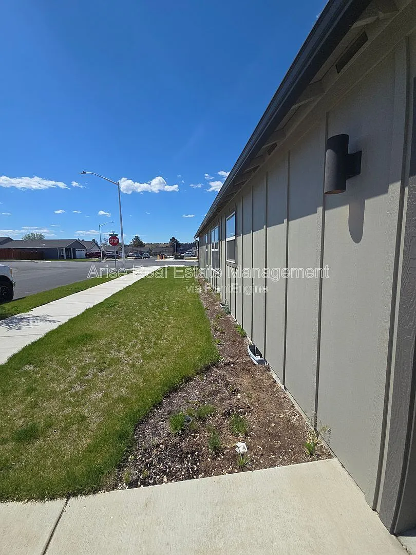 3 bed, 2.0 bath, 1677 sqft, $2,199 — Photo 3