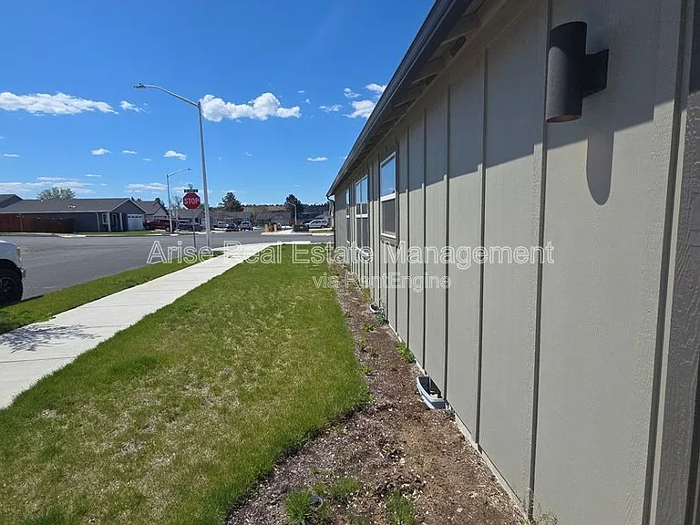 652 NE McCampbell St — Photo 3