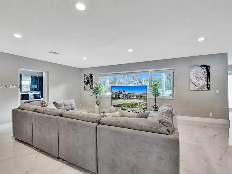 1241 Hollywood Blvd — Photo 14