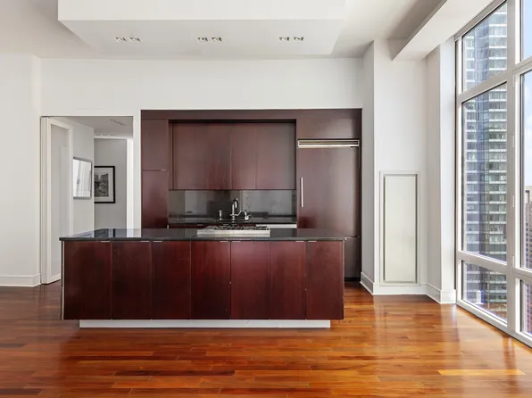 207 East 57th Street image 2 of 7