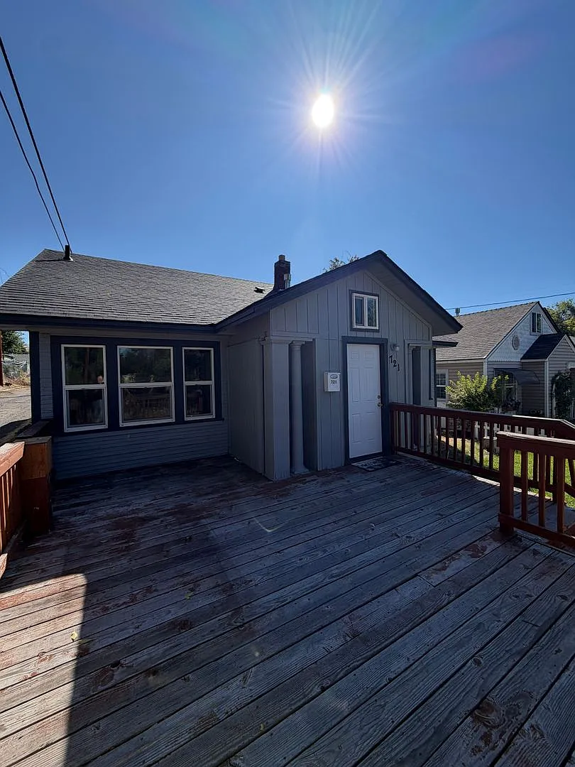 721 Mitchell — Photo 1