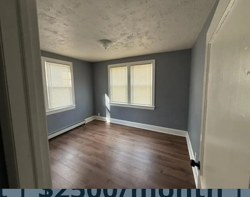565 E Elm St — Photo 4