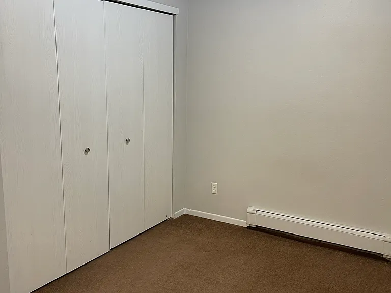 312 E Burlington St #15 — Photo 6