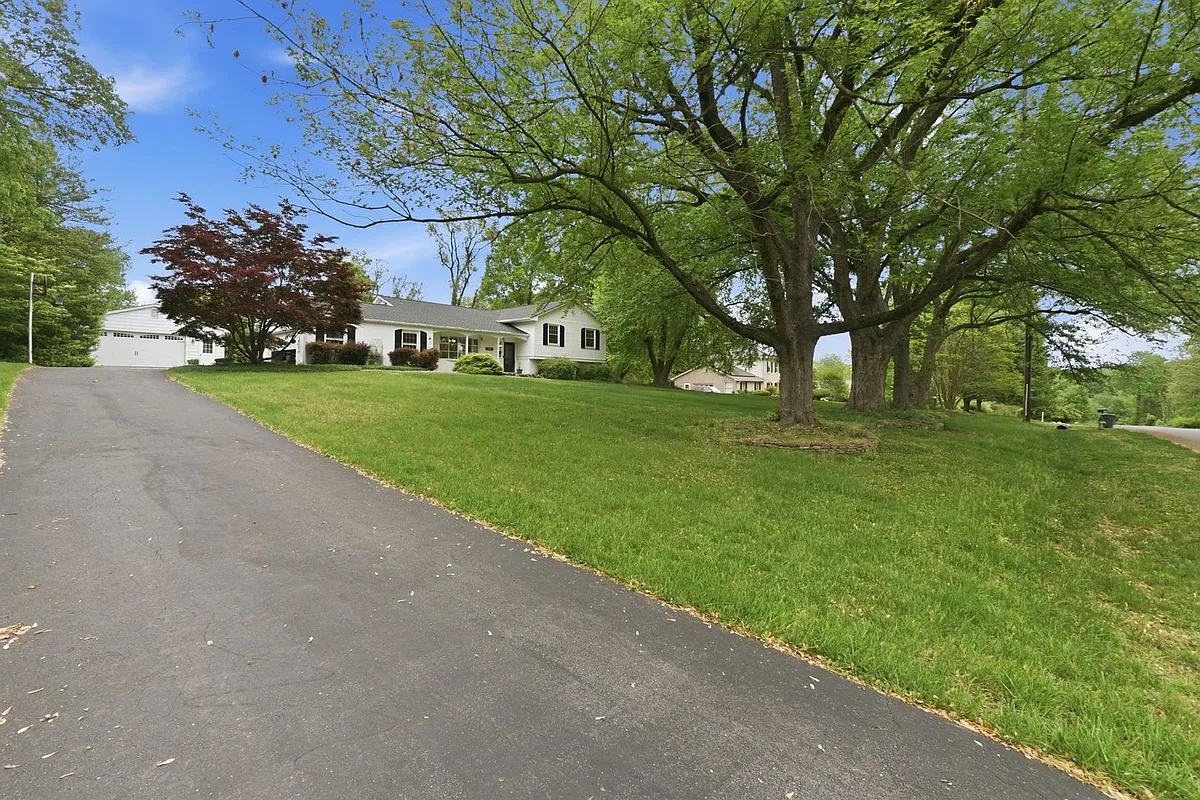 Building Photo - 9809 Sunset Dr
