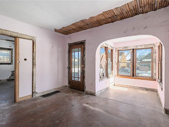 5th image of 2910 Caroline Ave