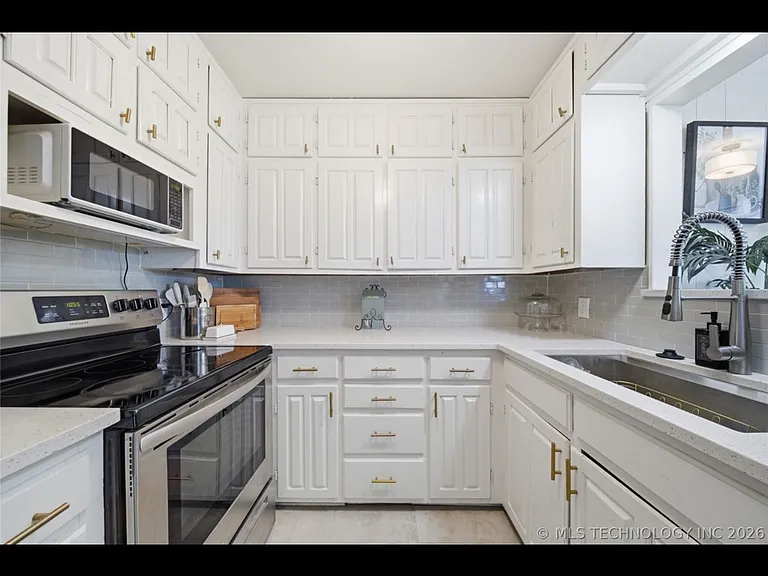 318 E Maple St — Photo 9