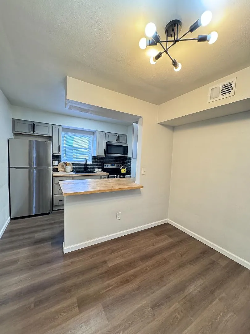 198 Camelot dr - 8 — Photo 3