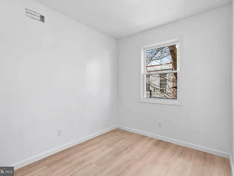 2055 Dickinson St — Photo 8