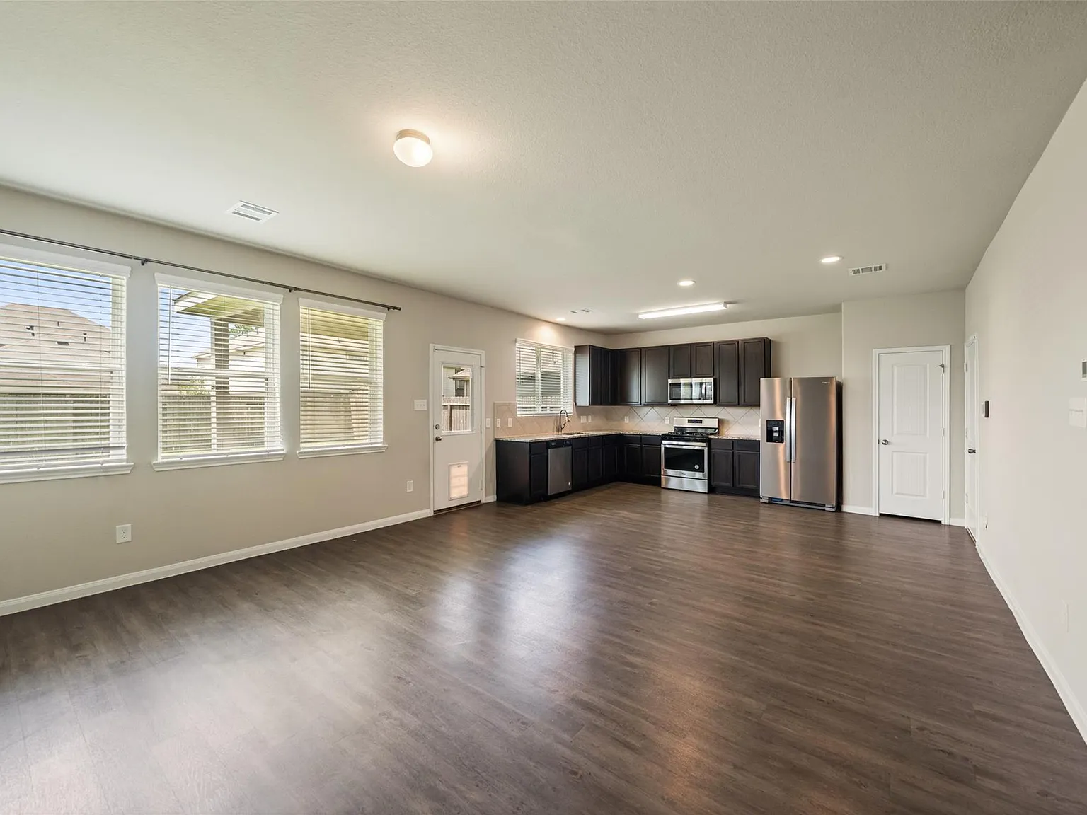 3 bed, 2.5 bath, 1762 sqft, $1,900 — Photo 2
