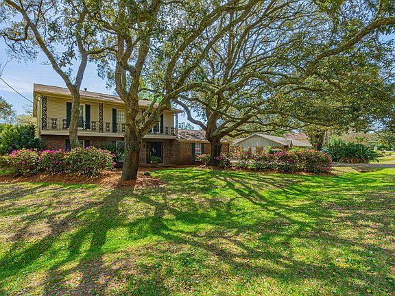 2nd image of 256 Yacht Club Dr