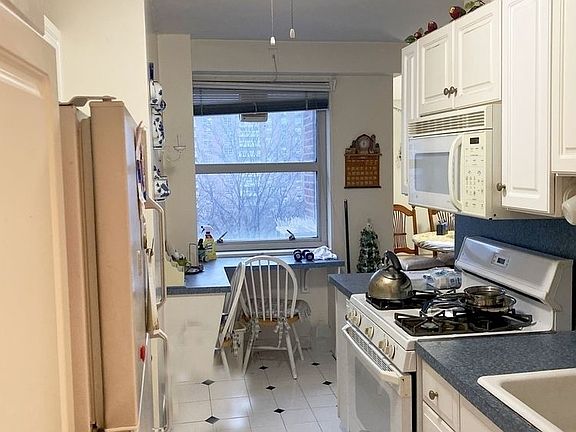 3rd image of 80 La Salle St APT 9D