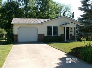 8405 S Cameron Dr, Hamilton, IN 46742