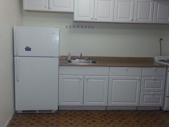 5th image of 860 E 18th St APT 2D