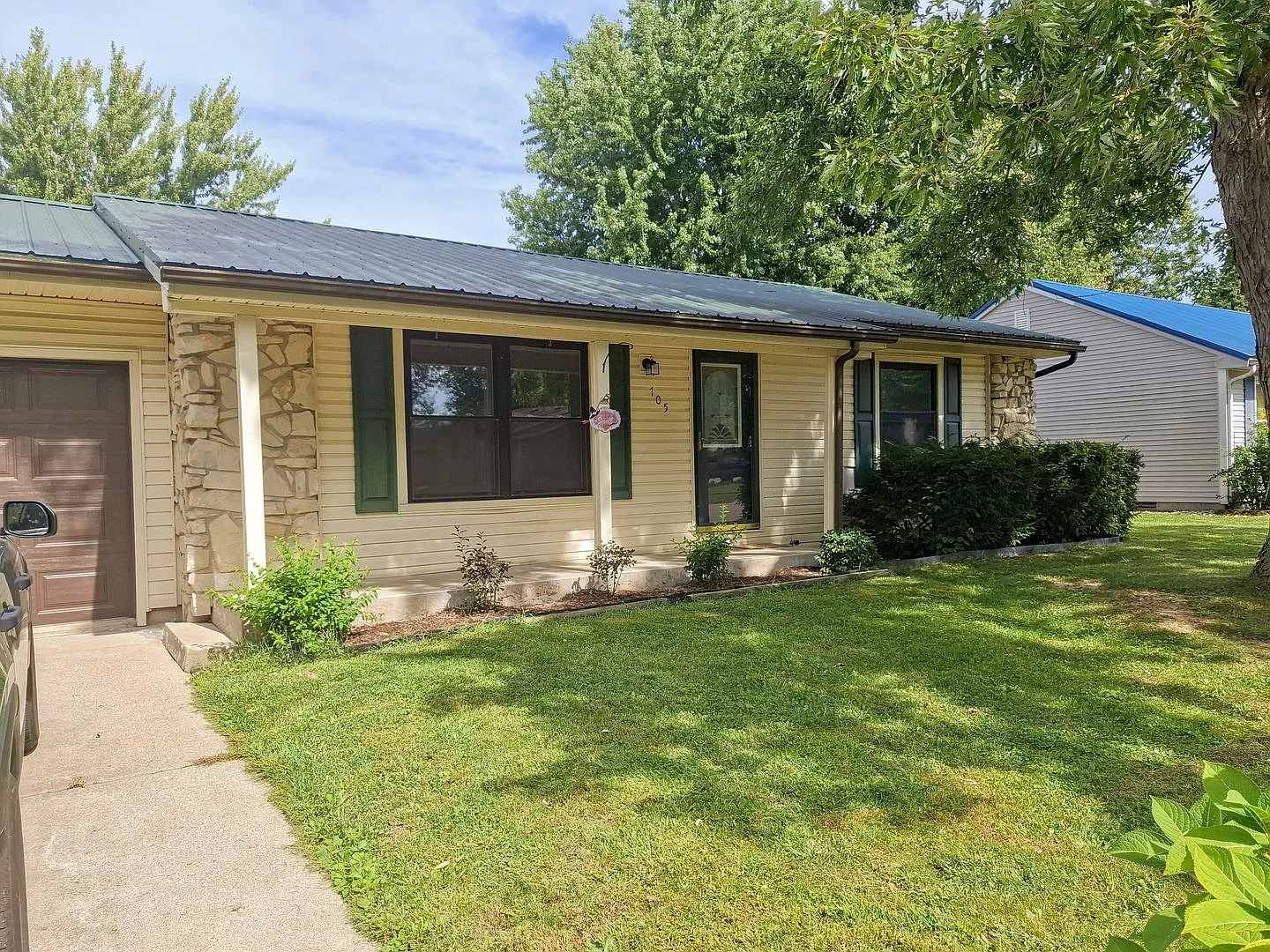 Charming 3-Bedroom Home with Fenced Yard, Central Air & 2-Car Garage! — Photo 2