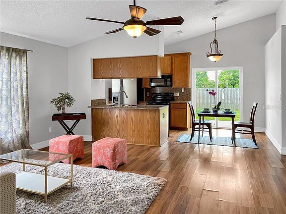 2nd image of 2133 Justin Ave