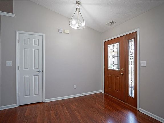 5th image of 401 E Quail Wood Ln