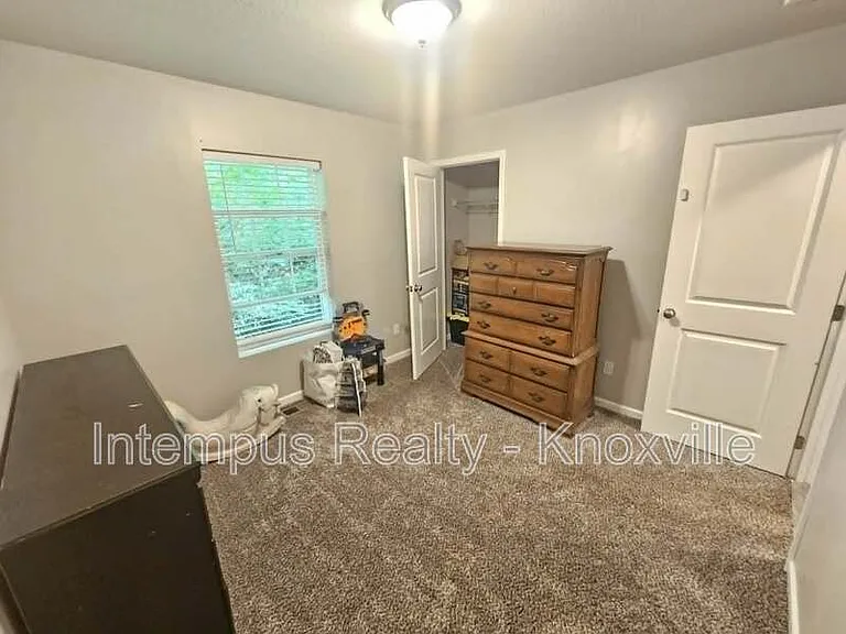 2419 E Glenwood Ave — Photo 22