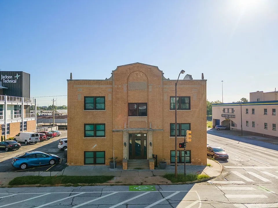 Coliseum Apartments