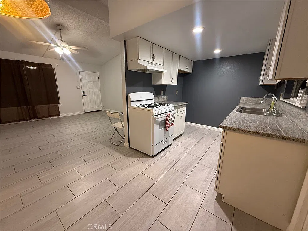 3 bed, 1056 sqft, $1,700 — Photo 1