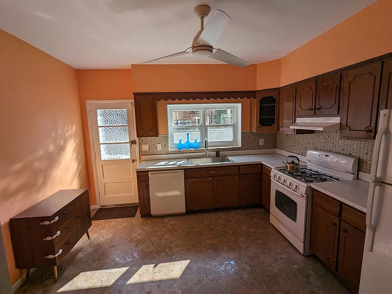 1048 Tree St — Photo 4