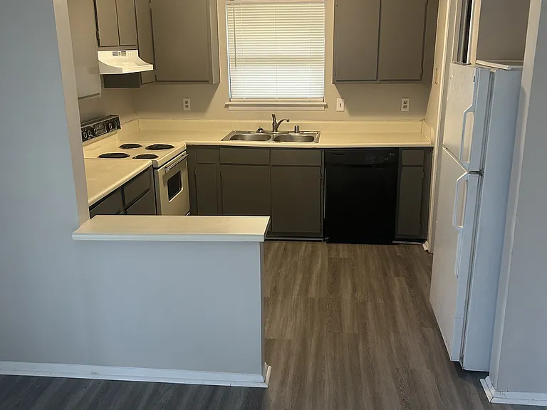 104C Village Ln — Photo 7