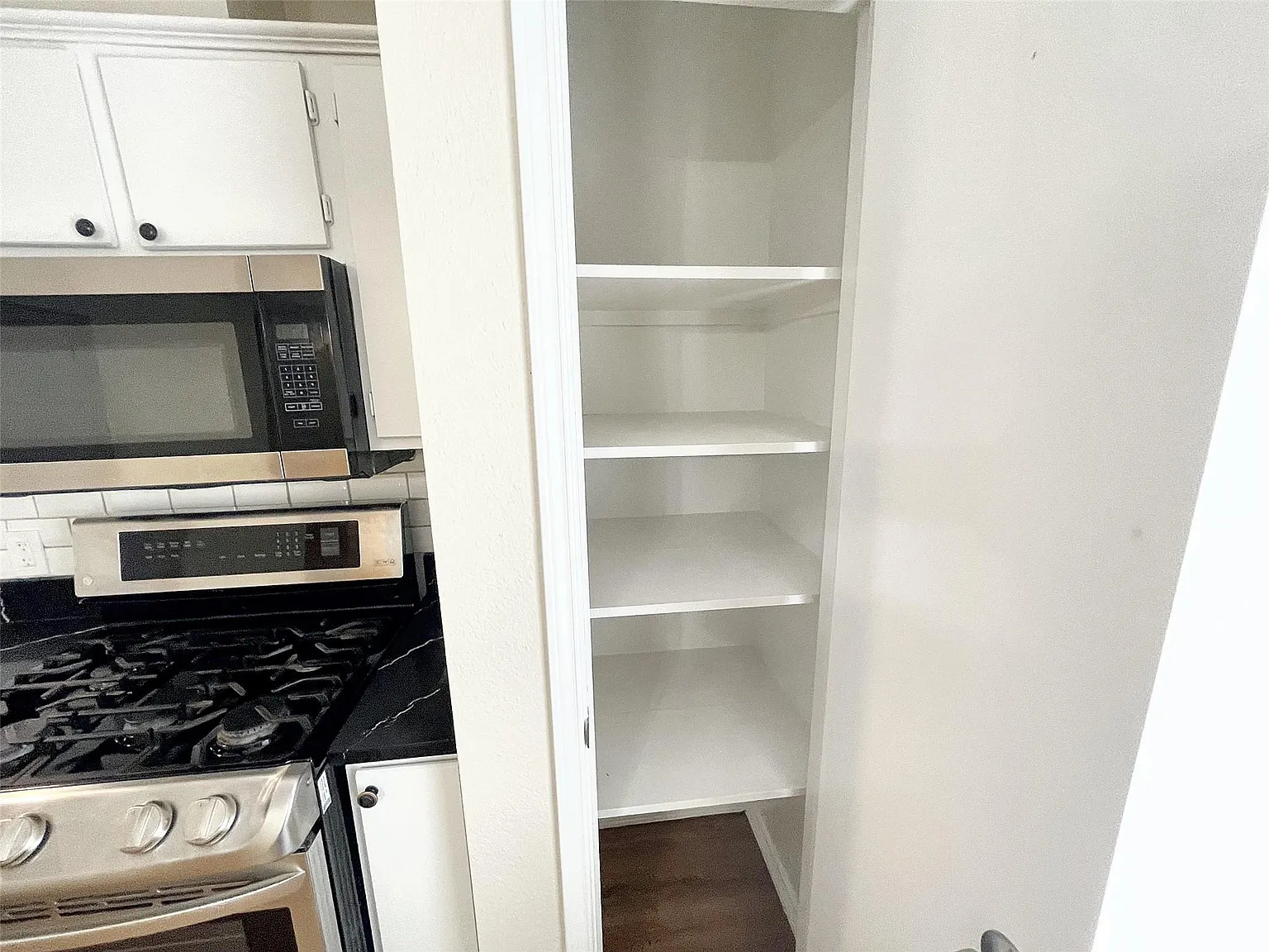 3 bed, 1192 sqft, $2,100 — Photo 3