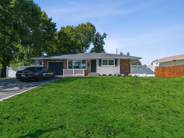 23 Plane Tree Ln, Saint James, NY 11780