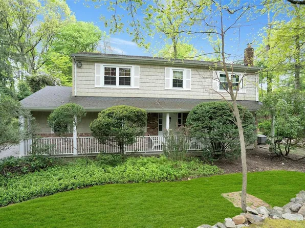 3 Knox Place, Dix Hills, NY 11746